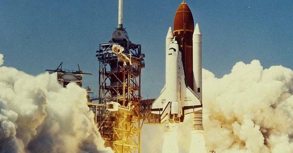 2. 1986'da patlayan NASA'nın Challenger adlı roketinin mühendislerinden biri, soğuk havalarda roketin fırlatılmaması gerektiğine dair uyarılarda bulunur. Ancak NASA bu uyarılara kulak vermez.