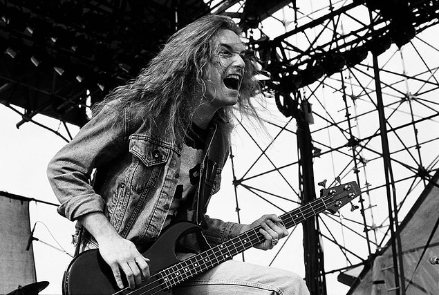 12. İsveç konserinden dönerken buzlanma sebebiyle otobüsün kayması sonucunda hayatını kaybeden Cliff Burton'ın ölüm nedeni için James Hetfield başka bir şey iddia etmektedir.