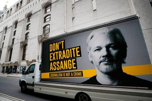 "ABD güçlerinin, Irak ve Afganistan'da çok sayıda sivili öldürdüğünü ve mahkumlara işkence ettiğini" gösteren belgeleri yayınlaması üzerine, Assange hakkında dava açılmıştı.