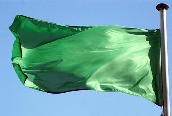 26. Libya'da 1977'den 2011'e kadar resmi olarak düz yeşil renkli bayrak kullanılıyordu.