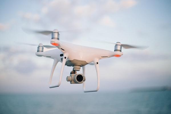 14. Dronelara yerleştirilen hoparlörler sayesinde kurallara uymayan vatandaşlar uyarıldı.