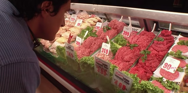 Fakat kendisine çok da sık rastlanmayan bir alışkanlık edindi: Çiğ et!