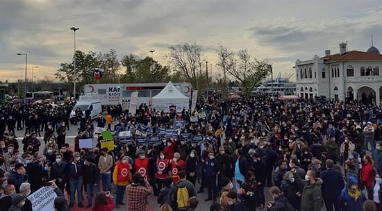 Yüzlerce Öğrenci Kadıköy'de Toplandı: 'Bütün Kayyum Rektörler İstifa Etsin'