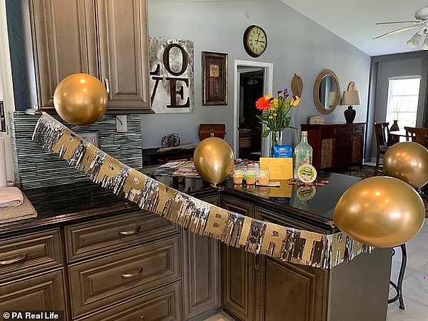 Чтобы отпраздновать свое 40-летие в июле, Энджи забронировала двухдневный одиночный отдых в доме Денниса, где он даже удивил ее подарками на день рождения, кексами и текилой.