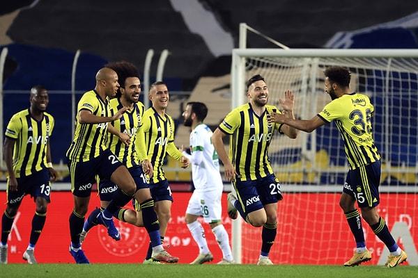 12. dakikada sol kanattan ceza alanına giren Sinan Gümüş, arka direğe harika gönderdiği topla müthiş bir gol attı ve Fenerbahçe'yi 1-0 öne geçirdi.