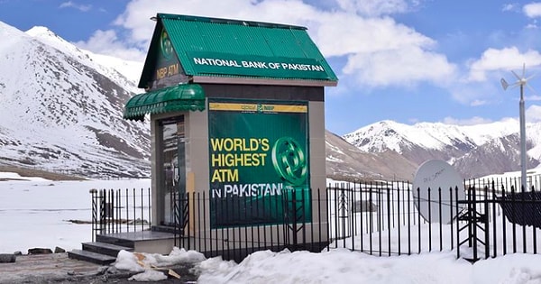 7. Самый высокорасположенный банкомат в мире находится в горах Пакистана.