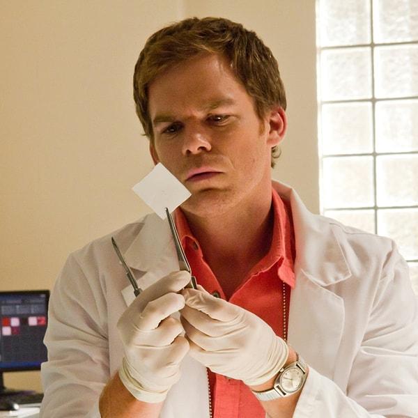 24. Zekasıyla psikopatlığı yarışan Dexter dizisinden Dexter Morgan