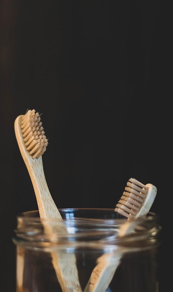 19. Plastik diş fırçaları yerine bambu diş fırçalarını tercih edebilirsiniz.