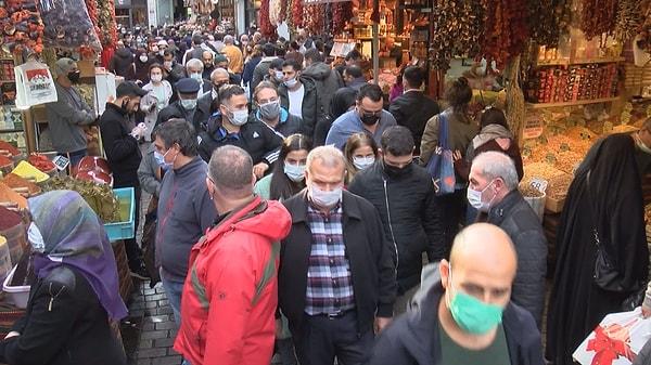Kısıtlamaya saatler kala ise İstanbul Eminönü'nde yoğunluk yaşandığı görüldü. Çok sayıda kişi evlere kapanmadan önce alışveriş yapmak için Mısır Çarşısı'na akın etti.
