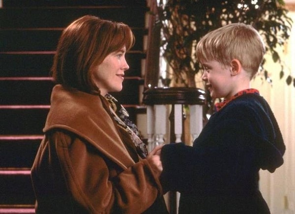 3. Родители разговаривают с детьми, сидя на корточках