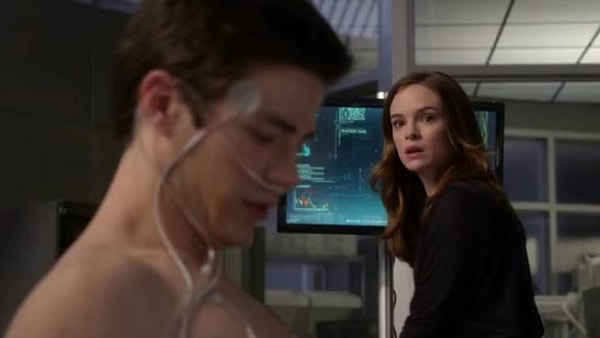 12. Когда кто-то просыпается после комы в больнице, первое, что они делают, это вырывают капельницу из руки