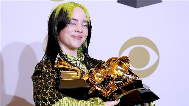 Albümlerinin yanı sıra çok sayıda single çıkaran Billie Eilish, özellikle 'Bad Guy' adlı parçası ile tam 15 ülkede bir numaraya yükseldi.