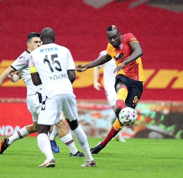 Maça hızlı başlayan Galatasaray henüz 27. saniyede Mbaye Diagne'nın golüyle 1-0 öne geçti.