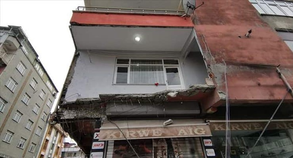Sultangazi’deki Bir Binanın Balkonu Çöktü
