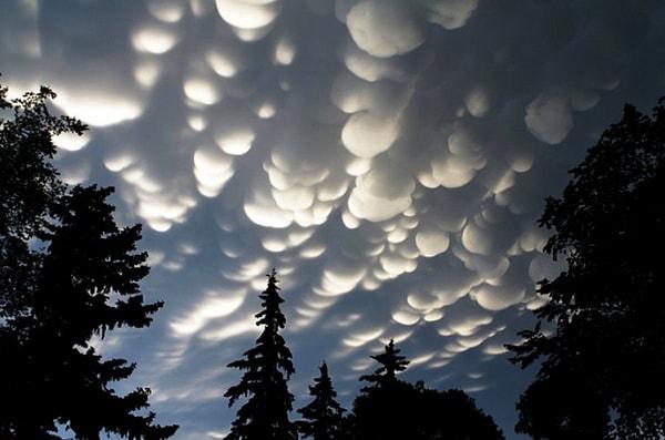 Bulut metaforunu duydunuz mu hiç? Bu konuyu en güzel açıklayan şey budur. Düşüncelerinizi, hislerinizi veya bedensel hislerinizi gökyüzünde süzülen bulutlar olarak hayal edin.