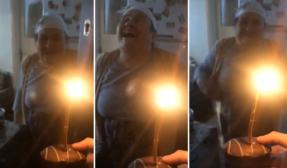 Şeker Hastası Annesinin Doğum Gününü Minik Bir Kek ile Kutlayan Genç ve Efsane Mutlu Olan Annesi