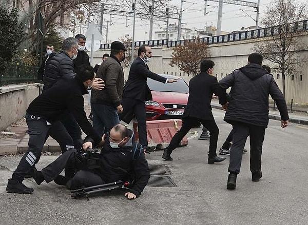 AA ekibine tehdit ve hakarette bulunan saldırganlar, Uygun'un avukatı tarafından taksiye bindirilerek olay yerinden uzaklaştırıldı.