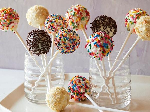 19. Cake pops'ları çubuklara saplayarak ya da cupcake kağıtlarına yerleştirerek iki farklı şekilde sunabiliriz. Masada koyacak yer bulamıyorsanız çubuklarla sunmak daha mantıklı olabilir.