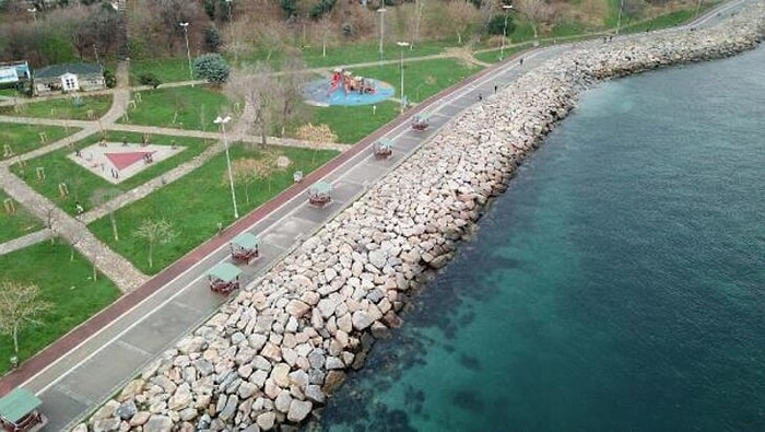 İBB'nin Kadıköy Sahili'ne Koyduğu Çardaklar Tartışma Yarattı