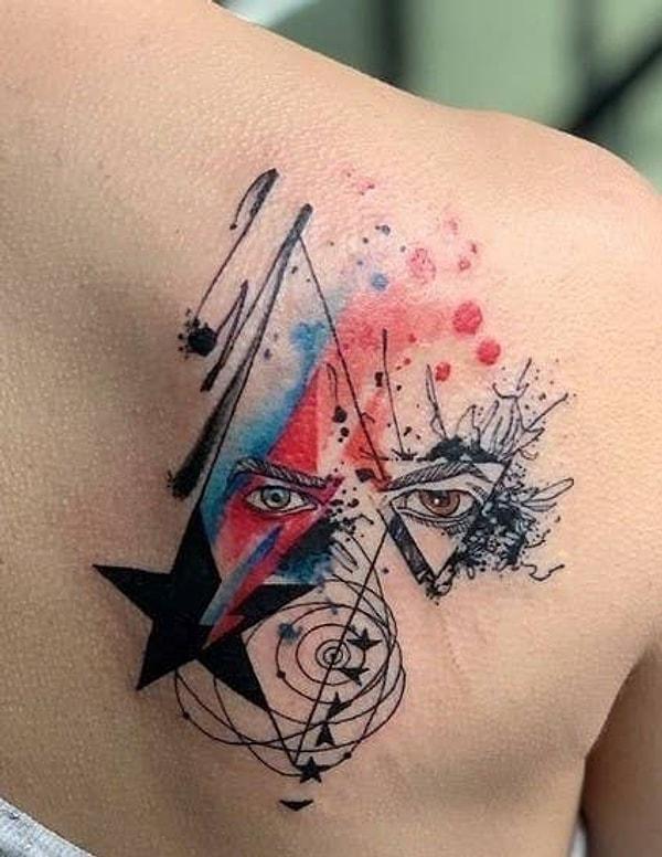 5. "David Bowie'ye gençliğimden beri hayranım, müziğini temsil eden bir dövme yaptırdım."