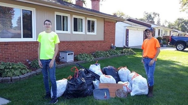 8. "В первый раз с другом собрали мусор вдоль любимой прогулочной тропинки на природе".