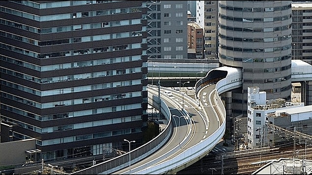 11. Apartmanınızın içinden bir otoban geçebilir.