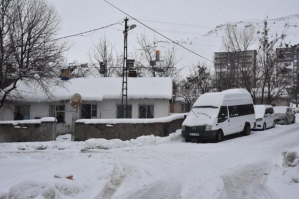 Doğu Anadolu'da çok sayıda köy yolu ulaşıma kapandı