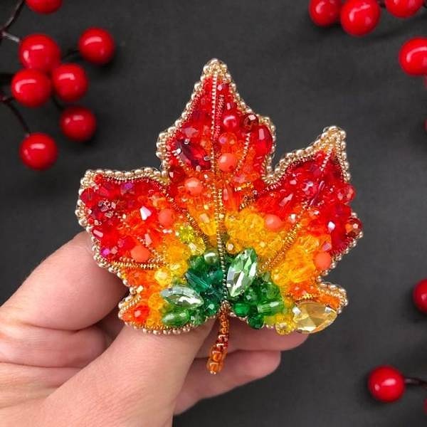 2. "Это мое любимое хобби. Я вышила эту брошь бисером за один присест. Только посмотрите, как красиво переливается этот кленовый лист".