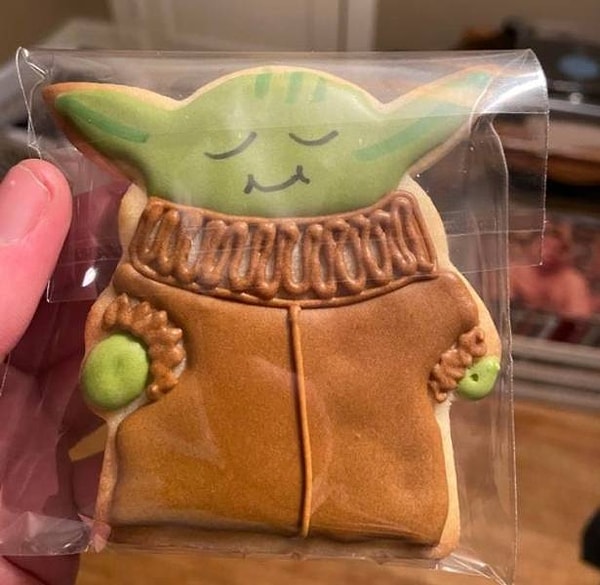 7. "Я работаю курьером Amazon на полставки. Вчера я доставил посылку одной женщине, и она вручила мне печенье в виде маленького Йоды".