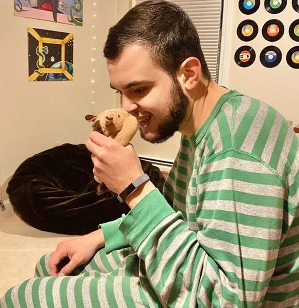 12. "Провожу время со своим любимым братом, который страдает расстройством аутистического спектра. Мы так любили играть с этим кроликом каждый вечер, когда были маленькими".