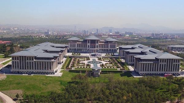 Ankara'daki Cumhurbaşkanlığı sarayının içinde yer alan "Ek hizmet binası" için bugüne kadar 2 milyar 972 milyon 800 bin lira harcandı. Programa göre, bu yıl da 81 milyon lira daha harcanarak bina tamamlanacak.
