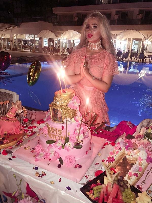 Pastayı görüp Paris Hilton'ın gıyabında kutlanan bir doğum günü sanmış olabilirsiniz ama durum öyle değil. Bu Melisa Sözmen'in kendi doğum günü pastası.