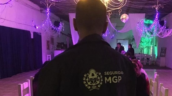 Полицейских, которые пришли совершить набег на свингерскую вечеринку, приняли за костюмированных стриптизеров