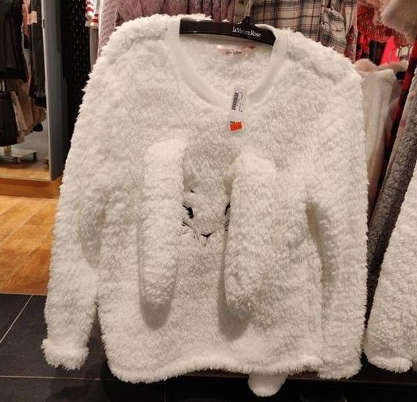 4. "Расположение этих свисающих заячий ушей, мягко говоря, не самое удачное".