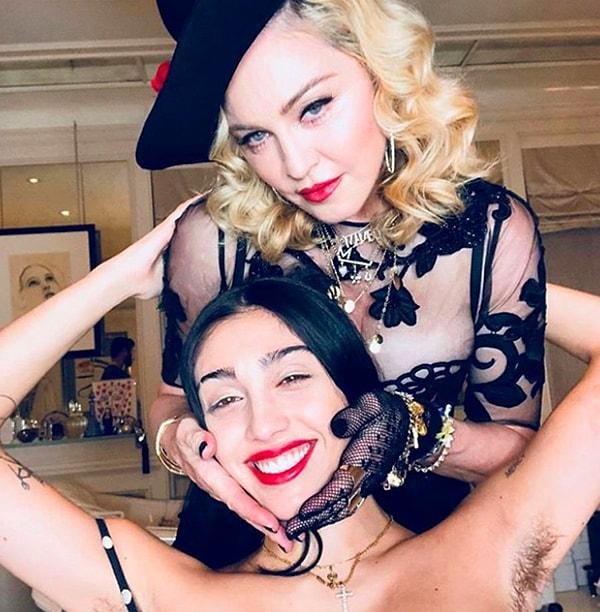 Bir süredir öğretilmiş estetik algılar ve kadınlar için yapılan ayrımcılık sebebiyle vücut kıllarını almayı reddeden bir kadın hareketi var. Madonna ve kızı Lourdes de bu akımın en bilinen aktivistlerinden.