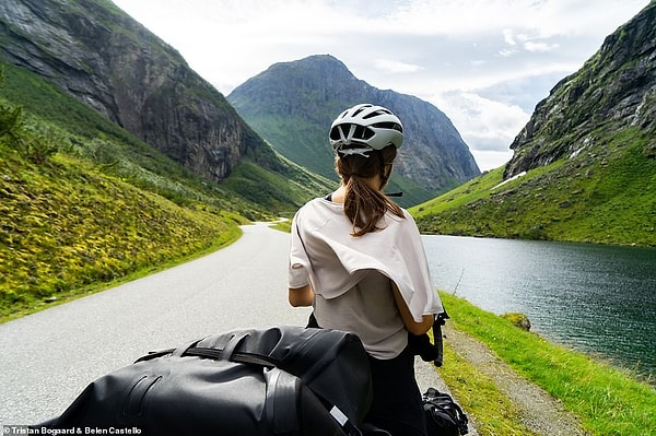 Тристан и Белен любили ездить на велосипеде по Норвегии отчасти из-за дружелюбия ее жителей. Одна местная семья пригласила пару на ужин и разрешила им остаться на ночь в своей комнате для гостей, «все потому, что мы прибыли на нашу паромную остановку на пару часов раньше». Это изображение было сделано в округе Море-ог-Ромсдал.