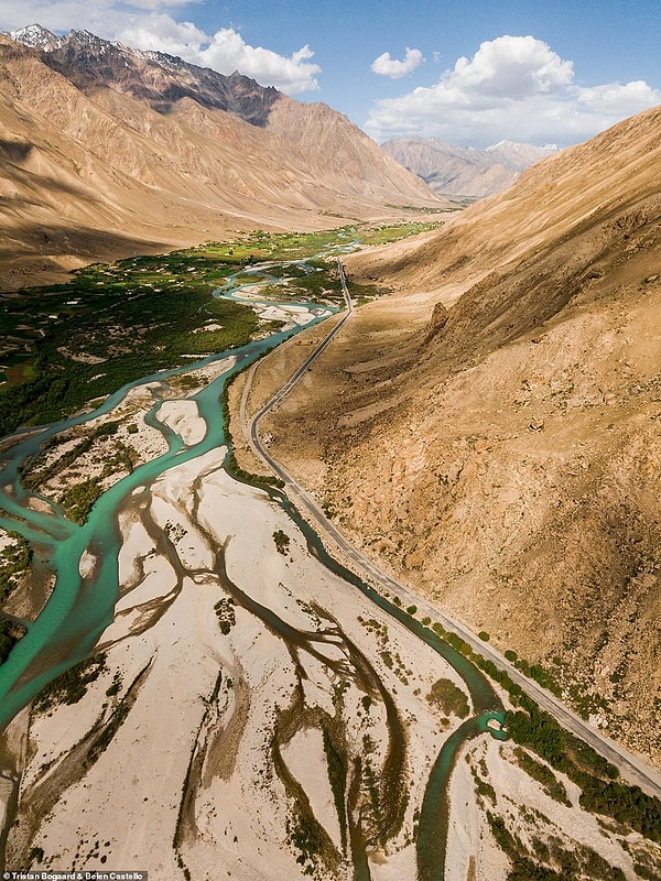 Вверх, вверх и в сторону: Памирское шоссе в Таджикистане, где более 50 процентов суши превышает 3 000 м.