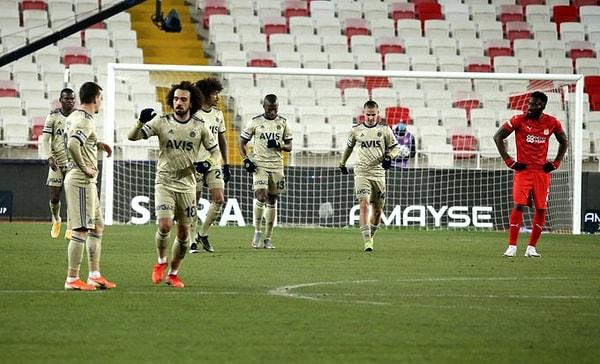 Fenerbahçe, Süper Lig'de 5 maç sonra puan kaybetti.