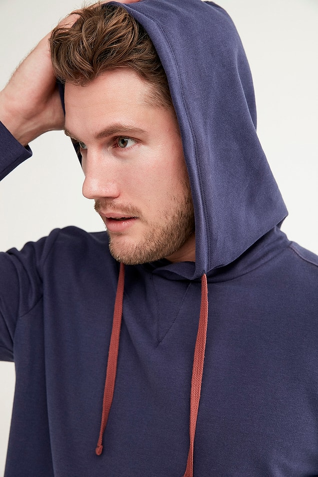 7. Eğer yalnızsan da, hayatının aşkı bir sweatshirt olabilir. Onu giydikten sonra hiç çıkartmak istemeyebilirsin.