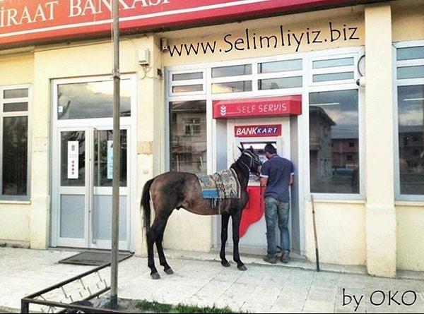 16. Ne var şöyle ATM'ye atımızın emekli maaşını çekmeye gittiysek...