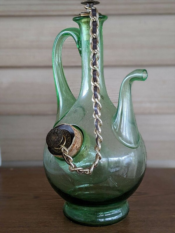 3. Найдено в доме, в который я переехала. Цепь имеет две пробки на обоих концах