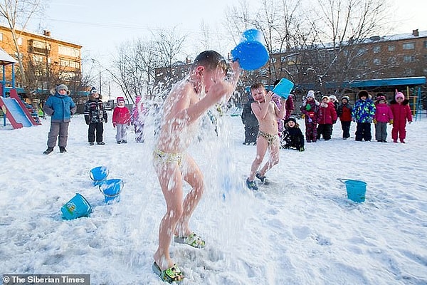 «Моржи согрелись в сауне и вышли на улицу, чтобы принять традиционный душ с холодной водой», - сказал представитель управления образования Красноярска.