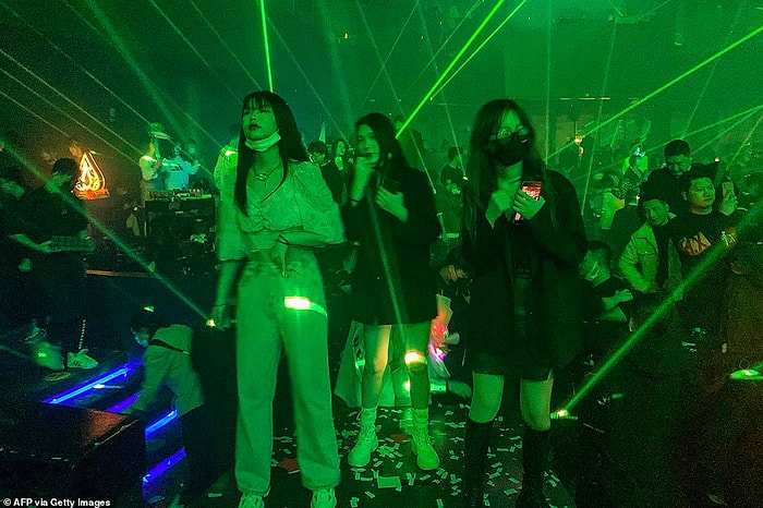 Пока весь мир борется с ковидом, молодежь Ухани заполняет ночные клубы, рынок, породивший пандемию, вновь открывается, а еще... выходит фильм, восхваляющий город!