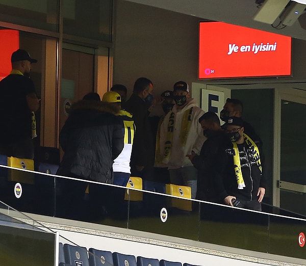 Fenerbahçe'nin yeni transferi Mesut Özil de Kayserispor maçını izlemek için stadyumda yerini aldı.