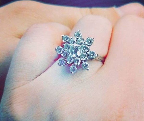 2. "Я всего лишь хотела показать вам свое уникальное обручальное кольцо. Оно принадлежало моей покойной бабушке".