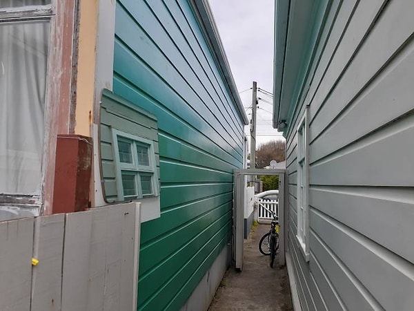 9. "Мой сосед прикрутил к наружной стене дома зеркало, чтобы солнечный свет попадал в его комнату".