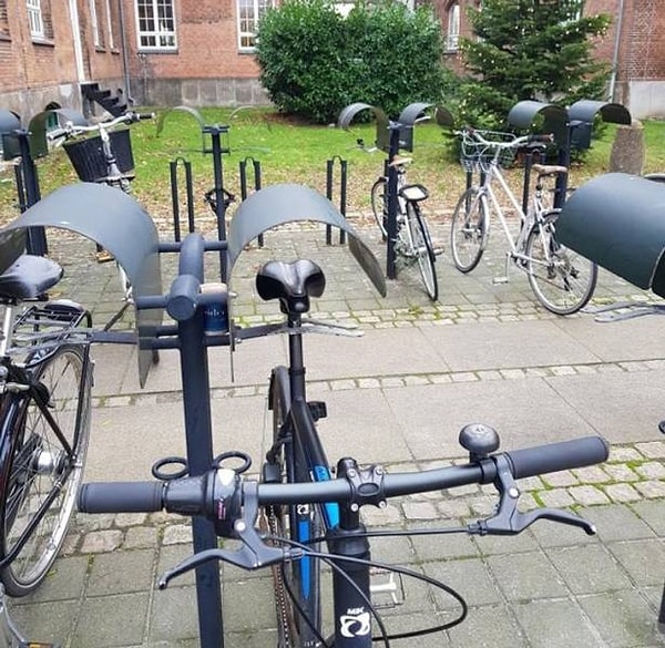 10. "Специальные навесы на велосипедной парковке защитят ваше сидение от дождя".