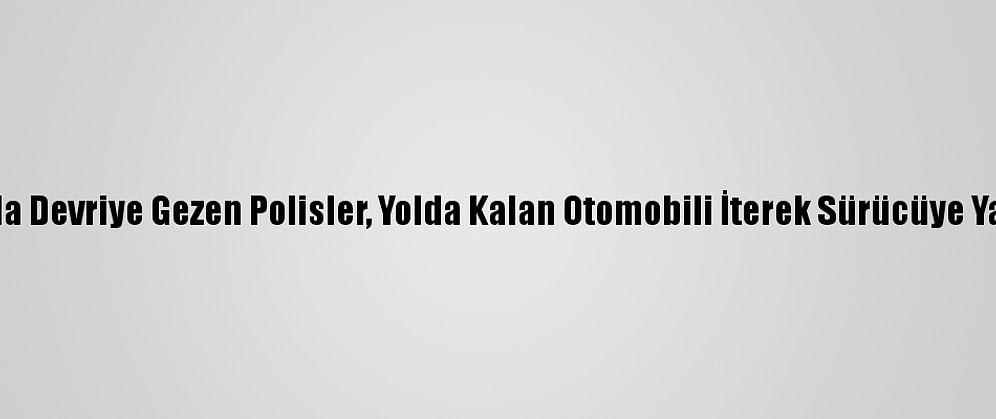 Antalya'da Devriye Gezen Polisler, Yolda Kalan Otomobili İterek Sürücüye Yardım Etti