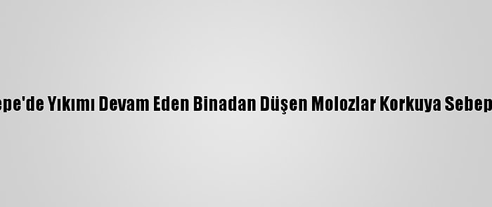 Maltepe'de Yıkımı Devam Eden Binadan Düşen Molozlar Korkuya Sebep Oldu