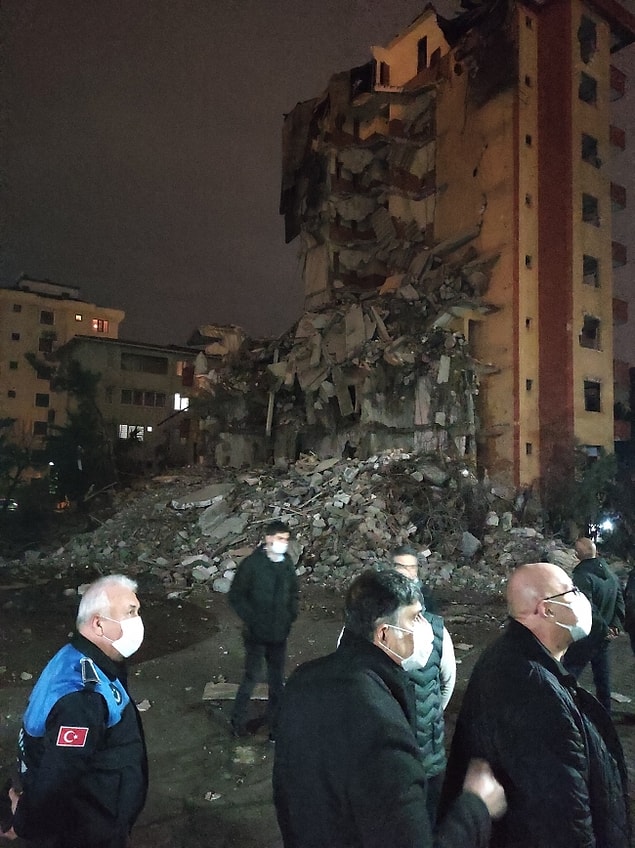 Kopan moloz parçaları binanın bulunduğu arsa alanı içerisine düştü